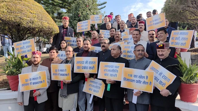 धर्मशाला में गरजा विपक्ष: शीत सत्र से पहले विधानसभा परिसर में प्रदर्शन