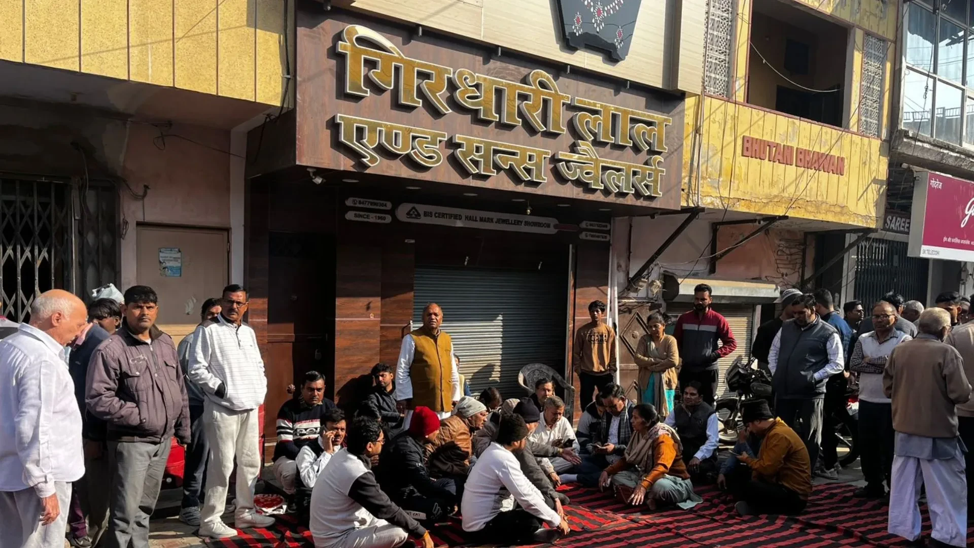 मोदीनगर में ज्वेलर्स की चाकू से गोदकर हत्या, आरोपी को भीड़ ने पकड़ा