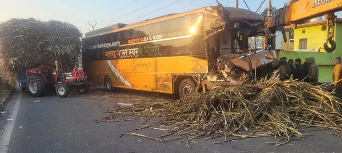 देहरादून-हरिद्वार हाईवे पर यात्रियों से भरी बस ट्रैक्टर से टकराई, चालक की मौत