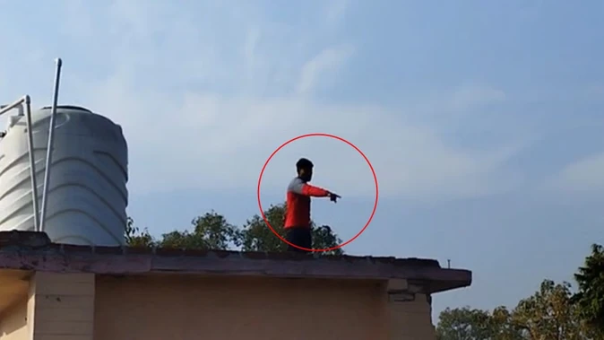 मुरादाबाद एएलसी ऑफिस में हंगामा: रिश्वत से तंग युवक चौथी मंजिल पर चढ़ा