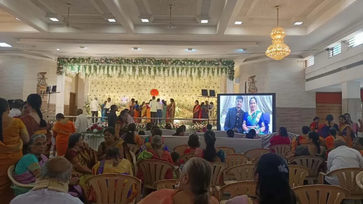 फ्लाइट रद्द, कपल नहीं पहुंच सका अपने रिसेप्शन में- वीडियो कॉल से निभाई रस्म