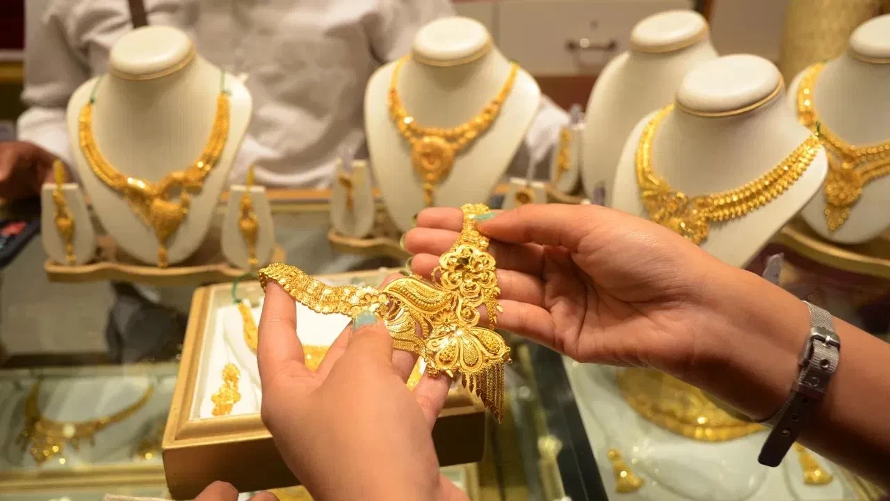 सोने में गिरावट, चांदी ने बाज़ार में बनाई तेजी.. देखें आज का रेट