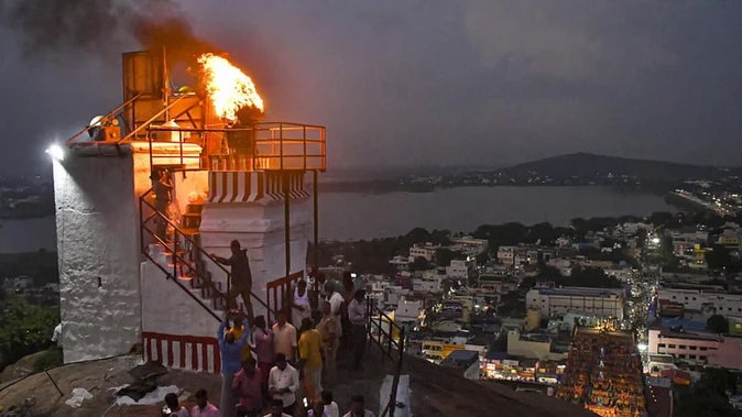 सुप्रीम कोर्ट पहुंची तमिलनाडु सरकार, मंदिर में दीप प्रज्वलन पर हाईकोर्ट के फैसले को चुनौती