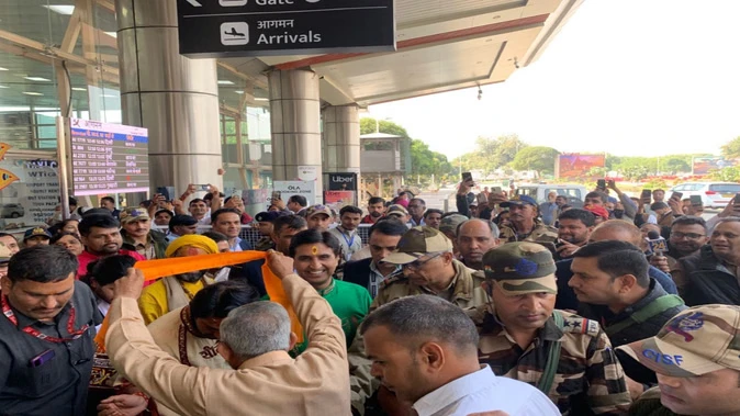 जयपुर पहुंचे धीरेंद्र शास्त्री, बोले- हम देशद्रोही नहीं; जहां बुलाएंगे, गीता पाठ करेंगे