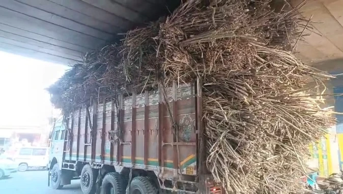 शामली: फ्लाईओवर के नीचे फंसा गन्ने का ओवरलोड ट्रक, घंटों लगा रहा जाम