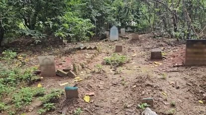 खतौली: डेढ़ माह बाद कब्र से निकाला गया वसीम शेख का शव, पोस्टमार्टम के लिए भेजा