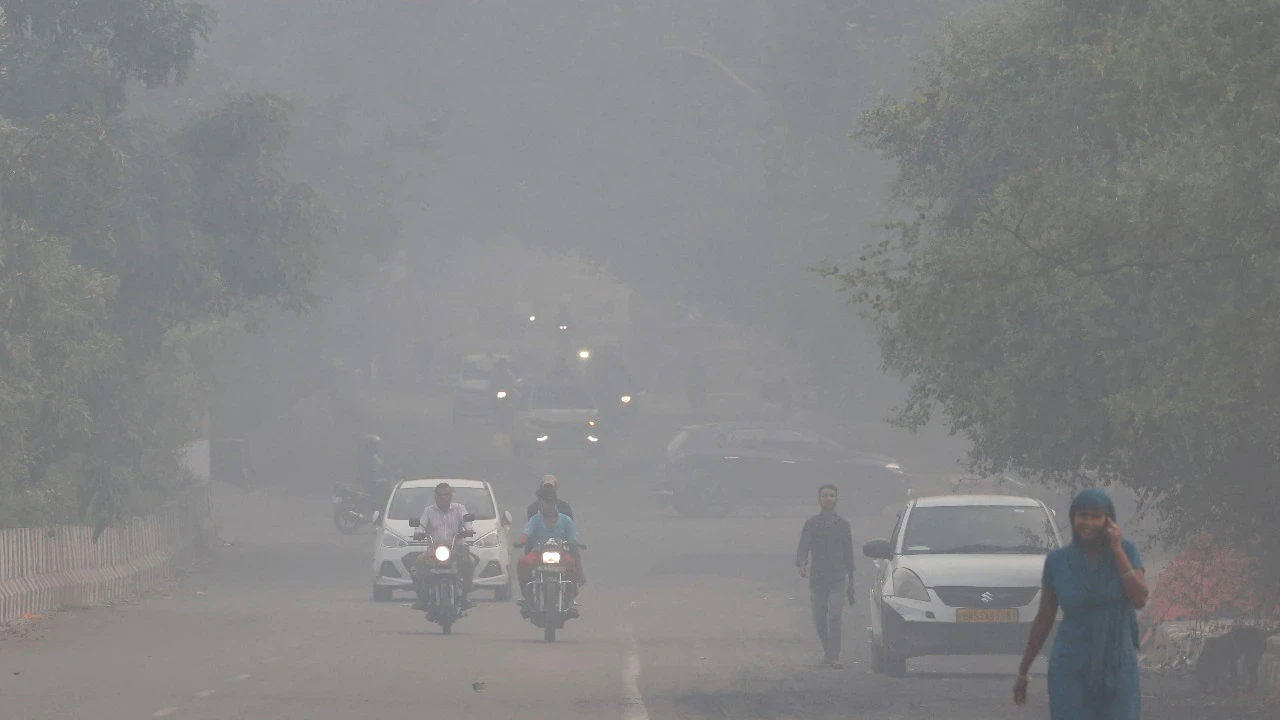 दिल्ली की हवा फिर ‘बेहद खराब’: प्रदूषण सुस्त पर हालात अब भी चिंताजनक
