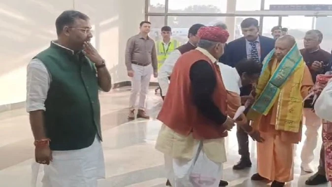 योगी आदित्यनाथ आगरा पहुंचे, भाजपा जनप्रतिनिधियों के साथ करेंगे मंडलीय समीक्षा बैठक