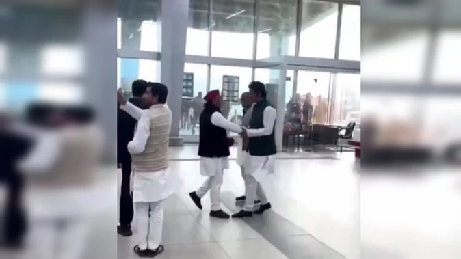 सरसावा एयरपोर्ट पर अखिलेश की ‘साइड मीटिंग’ का वीडियो वायरल
