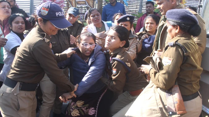 देहरादून: बेरोजगारों का मुख्यमंत्री आवास कूच, हाथीबड़कला में पुलिस से दो घंटे झड़प