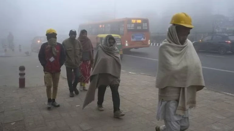 उत्तर प्रदेश में ठंड का असर गहराया, कई जिलों में दृश्यता 50 मीटर से नीचे