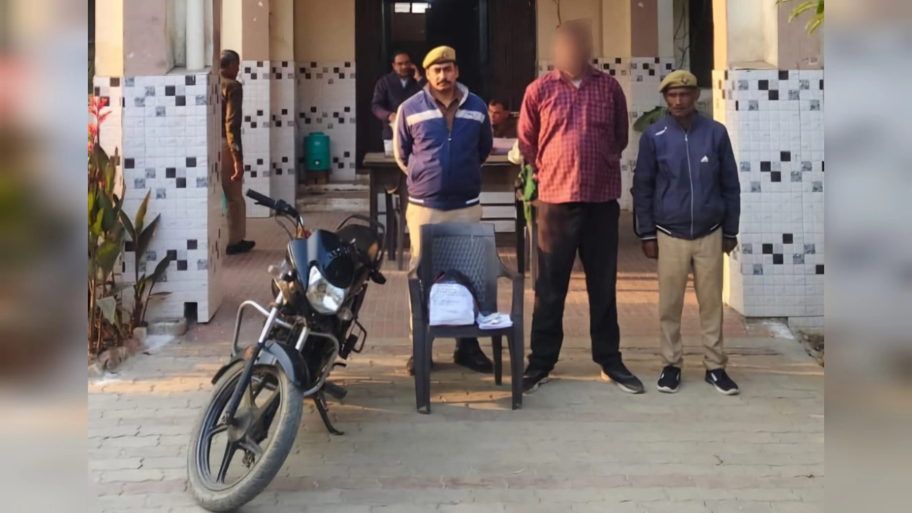 शाहपुर: फर्जी पुलिस वर्दी पहनकर ठगी करने वाला आरोपी गिरफ्तार