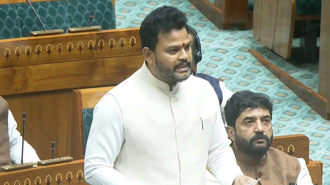 इंडिगो संकट पर संसद में हंगामा, केंद्र का आश्वासन- यात्रियों की परेशानियाँ कम होंगी