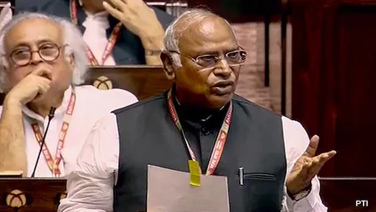 पीएम और गृह मंत्री नेहरू और कांग्रेस नेताओं का अपमान करने से नहीं चूकते: खरगे
