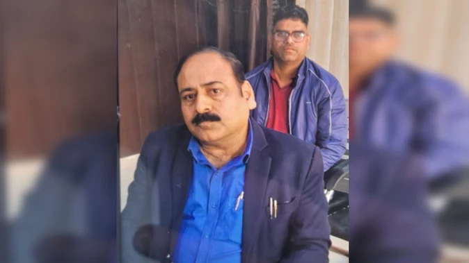 शामली कलेक्ट्रेट में विजिलेंस की कार्रवाई: एआईजी स्टांप और सहायक रिश्वत लेते गिरफ्तार