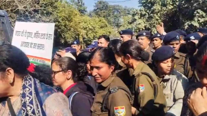 देहरादून: बेरोजगार नर्सिंग के साथ मारपीट के विरोध में महिला कांग्रेस का सचिवालय कूच