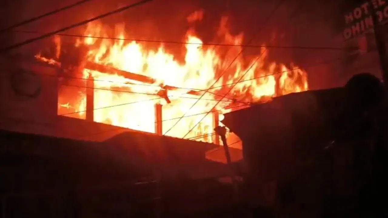 नैनीताल के होटल में भयंकर आग, लाखों का नुकसान; बचाव कार्य जारी