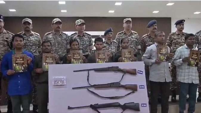 गढ़चिरौली में बड़ी कामयाबी: 82 लाख के इनामी 11 नक्सलियों ने किया आत्मसमर्पण