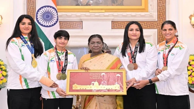 मुक्केबाजी में विश्व स्तर पर जीत, राष्ट्रपति ने महिला खिलाडियों को किया सम्मानित