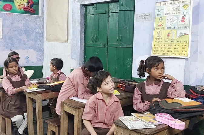 परिषदीय स्कूलों के दस लाख बच्चे अब भी यूनिफार्म और जूते-मोज़े की धनराशि से वंचित