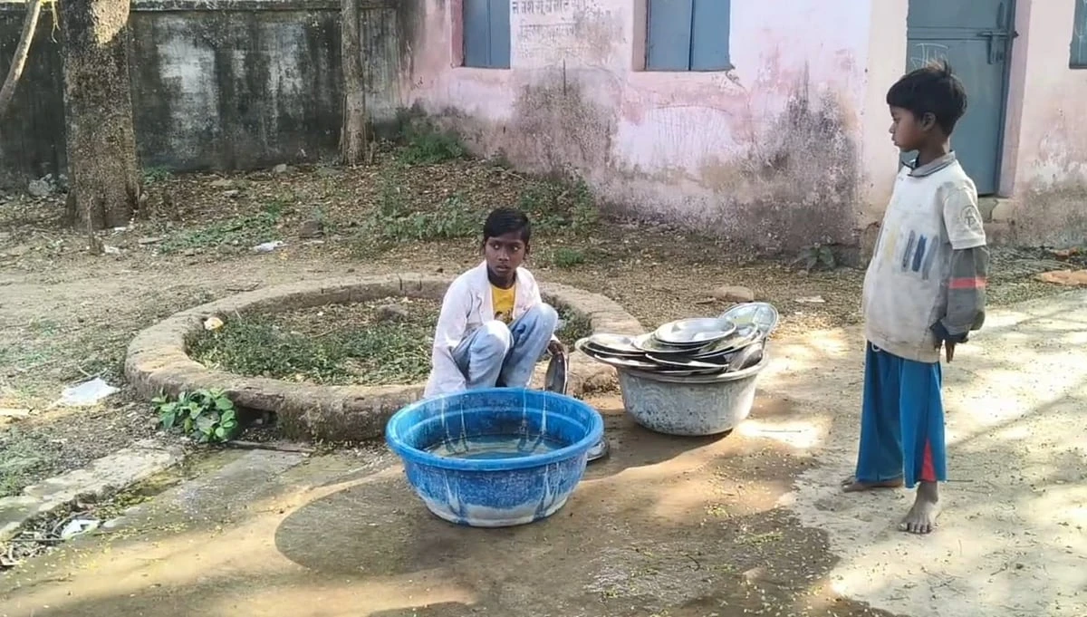 पन्ना में 2,000 बच्चे आधार कार्ड न होने के कारण शिक्षा से वंचित, वीडियो वायरल