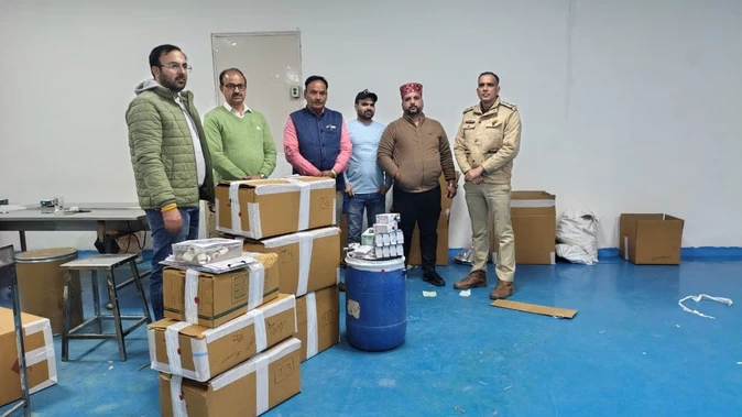 बाथू में अवैध दवा निर्माण पर छापा, छह लाख की गोलियां- कैप्सूल जब्त