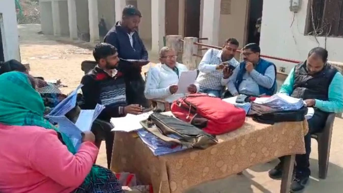 SIR फॉर्म को मिला धार्मिक रंग, अयोध्या में साधु-संत भर रहे माता सीता और जानकी के नाम