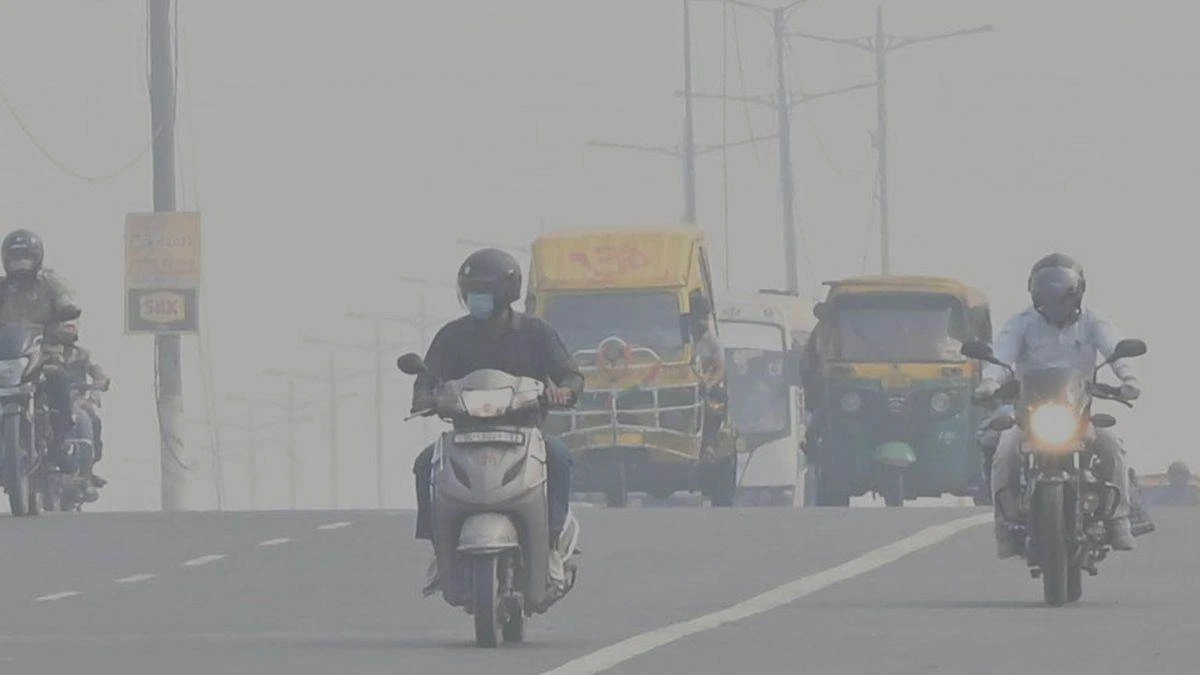 दिल्ली में प्रदूषण की मार: स्मॉग से ढकी राजधानी, AQI 400 के पार