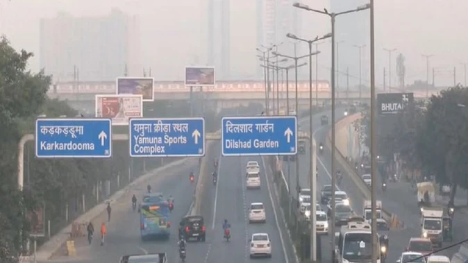 दिल्ली की हवा और जहरीली, ग्रैप-4 लागू; एक दिन में दूसरी बार बदली पाबंदियां