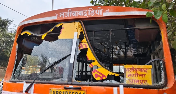 नशे में रोडवेज बस चालक ने ई-रिक्शा में मारी टक्कर, तीन घायल