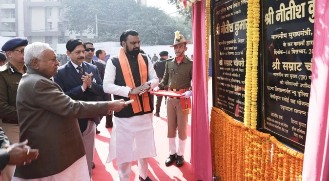 नीतीश कुमार ने 700 क्षमता वाले पुरूष सिपाही बैरक का किया उद्घाटन
