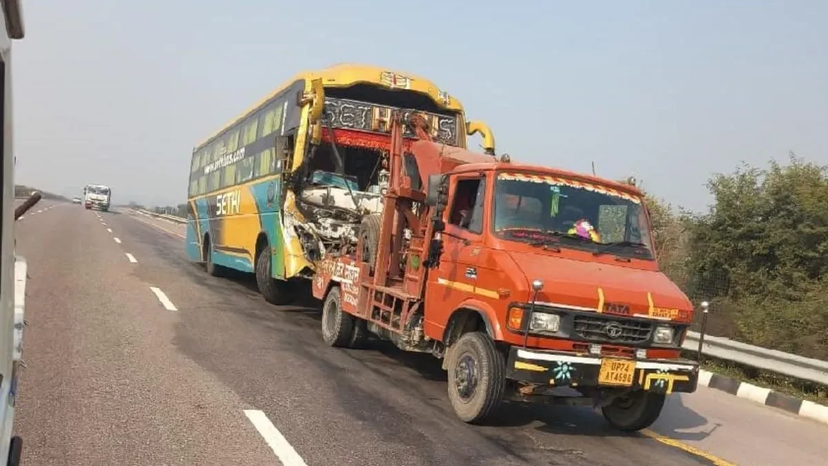 कोहरे ने ली दो जानें: आगरा-लखनऊ एक्सप्रेसवे पर 10 वाहनों की भीषण टक्कर