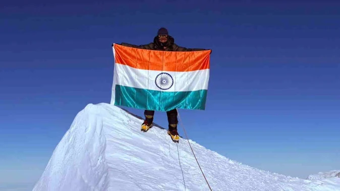 कविता चंद ने रचा इतिहास, अंटार्कटिका की सबसे ऊंची चोटी माउंट विंसन पर फहराया तिरंगा