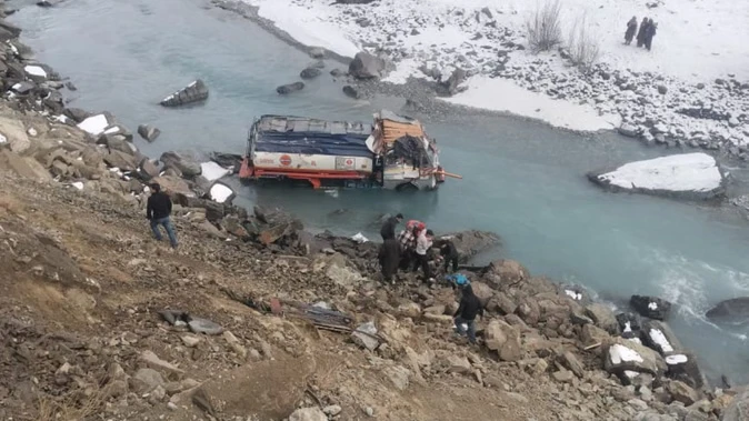 कारगिल: पंद्रास युद्ध स्मारक के पास टैंकर नदी में फिसला, चालक घायल