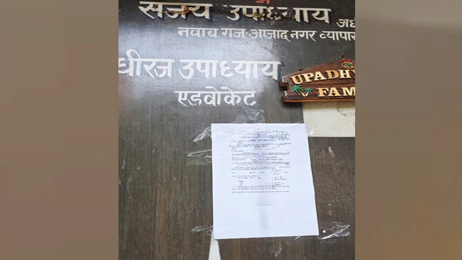 चमनगंज पुलिस ने फरार गैंग के सदस्य मनु उपाध्याय के घर चस्पा किया कुर्की नोटिस