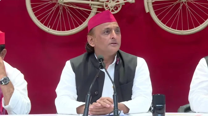 सपा ने चुनाव आयोग को ज्ञापन सौंपा, जीवित मतदाताओं को मृत दिखाने का आरोप