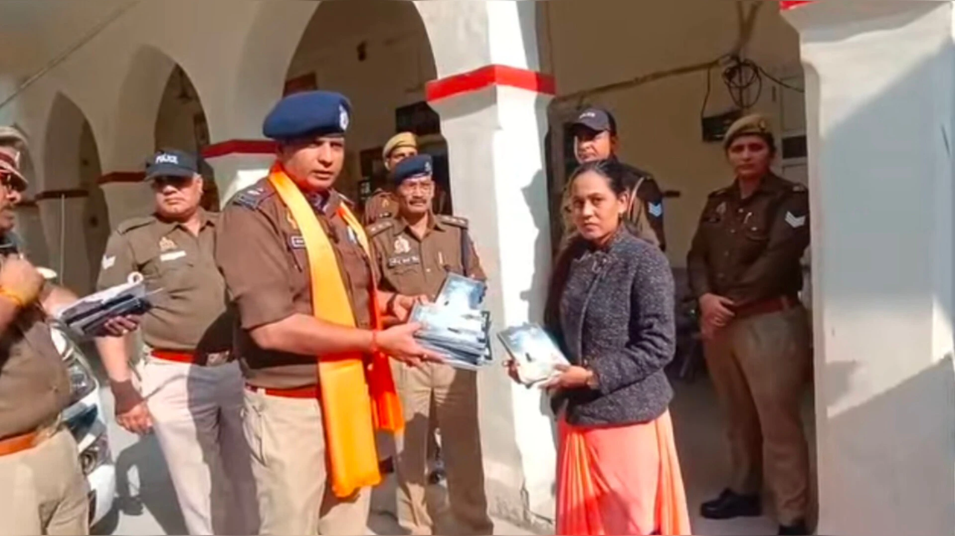 मुजफ्फरनगर: दिवंगत सैनिक की पत्नी ने एसएसपी को भेंट की पुस्तक