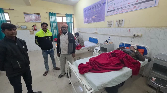 अंबेडकरनगर में डीसीएम-ट्रैक्टर ट्राली की टक्कर में तीन की मौत, छह घायल