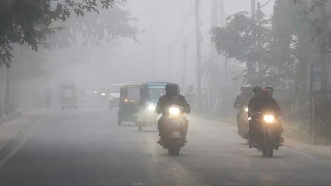 उत्तर प्रदेश में घना कोहरा और ठंड ने बढ़ाई मुश्किलें, सड़क व रेल यात्रा प्रभावित