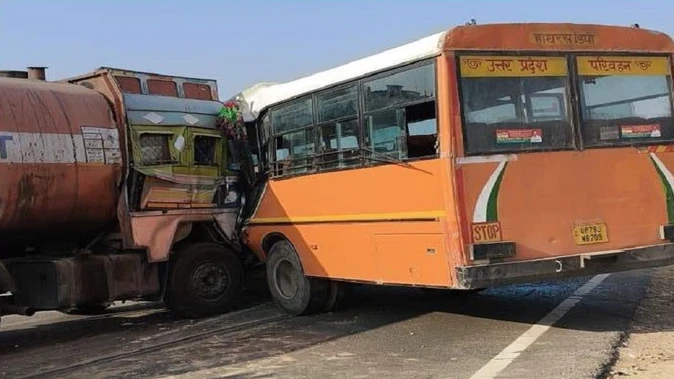 हाथरस में रोडवेज बस और पेट्रोलियम टैंकर की भिड़ंत, 15 यात्री घायल