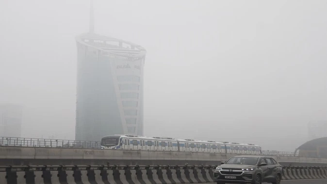 दिल्ली-एनसीआर में स्मॉग की मार, आनंद विहार में AQI गंभीर स्तर पर