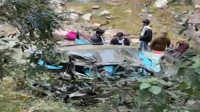 कैंची धाम जा रहे सैलानियों की गाड़ी खाई में गिरी, तीन की मौत