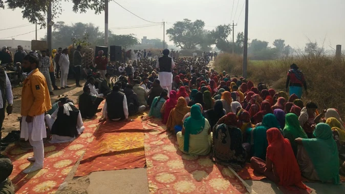 सिरसा: गौरीवाला में चार साल की बच्ची के मामले पर ग्रामीणों का धरना जारी, मार्केट बंद