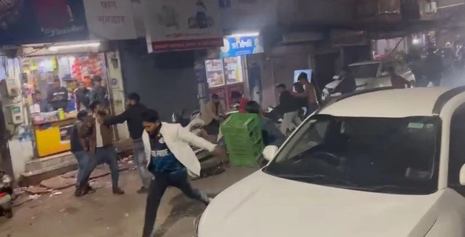 आगरा: गांधी नगर में सड़क पर खूनी झड़प, वीडियो वायरल