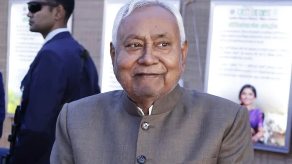 जदयू कोष में नीतीश कुमार का योगदान, एक माह का वेतन चेक के रूप में सौंपा