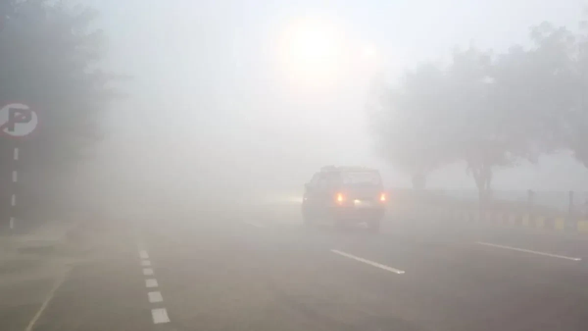 पश्चिम यूपी में कोहरे का रेड अलर्ट जारी, ठंड ने तोड़ा 14 साल का रिकॉर्ड