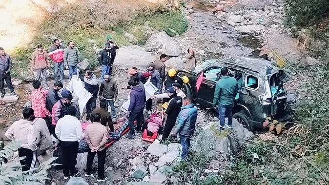 कैंची धाम रोड पर दर्दनाक हादसा: मां, पत्नी और साली की मौत, कई लोग गंभीर रूप से घायल