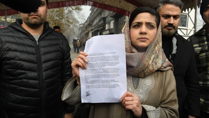 हिजाब विवाद: महबूबा मुफ्ती की बेटी ने नीतीश कुमार के खिलाफ दर्ज कराई शिकायत
