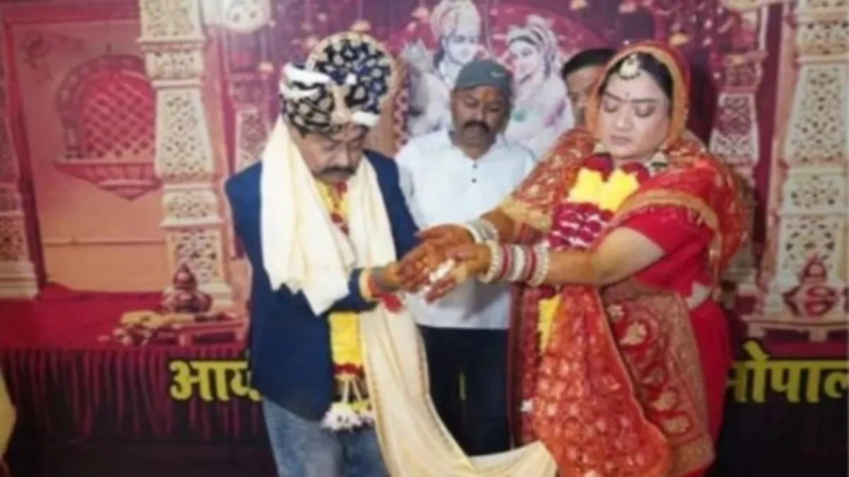 पूर्व मंत्री दीपक जोशी फिर चर्चा में, कांग्रेस नेत्री से शादी की तस्वीरें वायरल