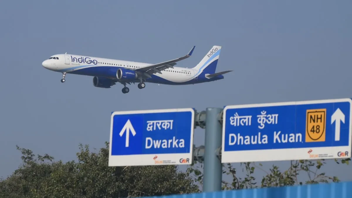 दिल्ली में घना स्मॉग, 100+ उड़ानें रद्द, 600 फ्लाइट्स लेट